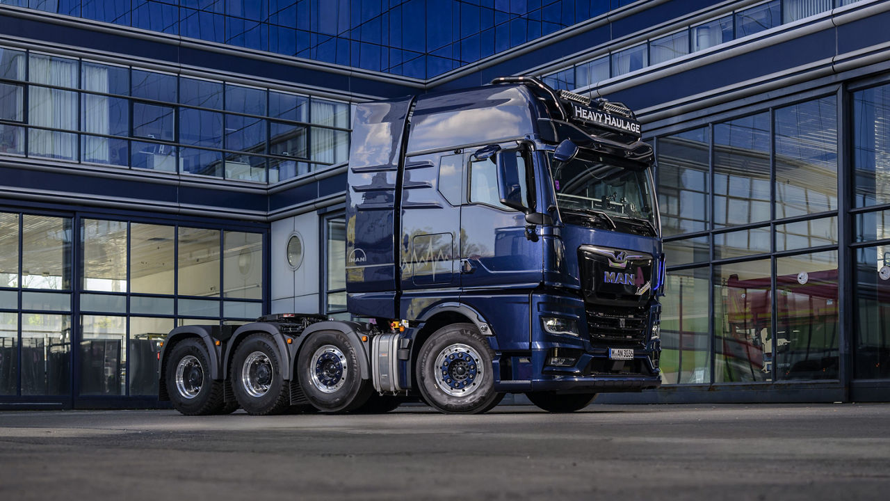 MAN TGX 35.640 liebevoll „Blaubeere“. Blauer MAN Lkw für den Schwertransport mit Sonderausstattung und Sonderlackierung